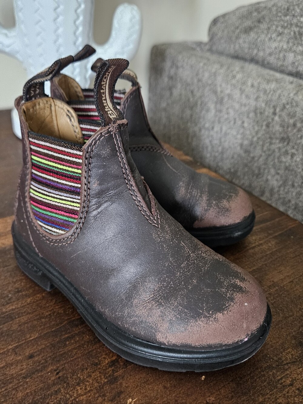 Blundstone Kids Brown Leather Chelsea Boots with Rainbow Striped Elastic